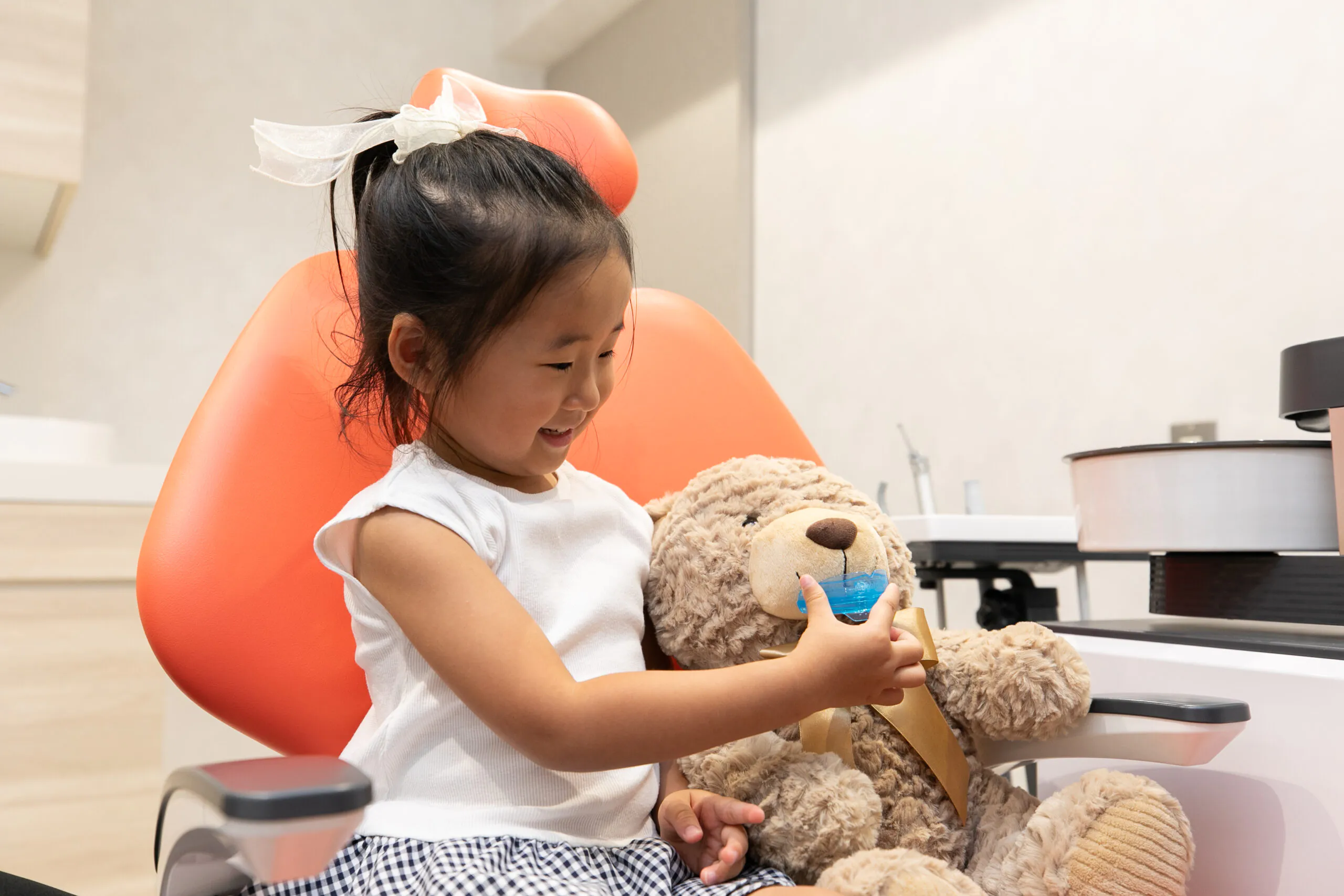 お子様の発達に合わせた矯正器具を使用します